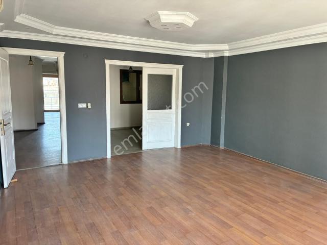 Kuşadası Merkez Çarşıda Kiralık Büro / İşyeri
