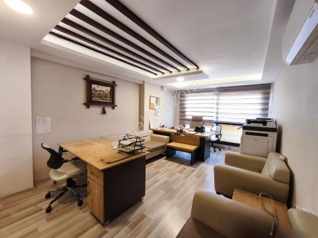 Kuşadası Merkezde, Adliyeye Yakın, Taşıt Trafiği Olan Sokakta Ofis Olarak Kiralık Daire.