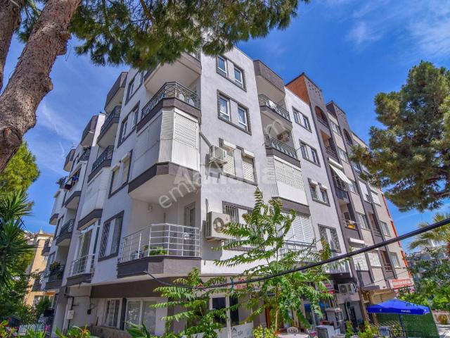 Kuşadası Merkezde Deniz Manzaralı Cam Balkonlu Eşyalı Daire