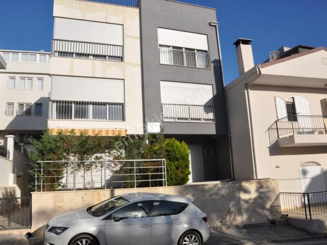 Kuşadası Merkezde Kiralık Doğalgazlı Eşyalı 1+1 Daire