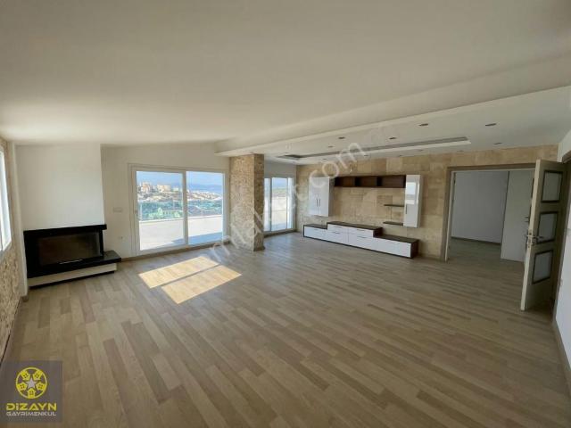 Kuşadası Merkezde Satılık 4+1 Deniz Manzaralı Dubleks Daire