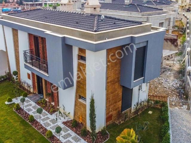 Kuşadası Merkez'de 4+1 Müstakil Avm Bölgesin'de Satılık Villa