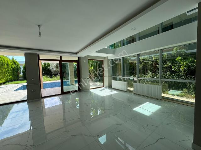 Kuşadası Merkezi Konumda 5+1 Doğalgazlı Özel Havuzlu Müstakil Villa
