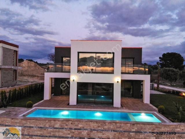 Kuşadası Merkezinde 400 M2 Arsa İçinde 4+1 Müstakil Villa