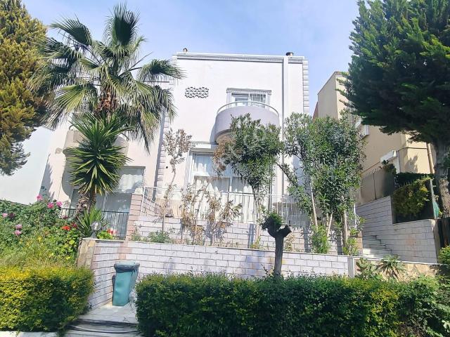 Kuşadası Merkezi'nde Deniz Manzaralı Triplex 5+2 Villa Satılık