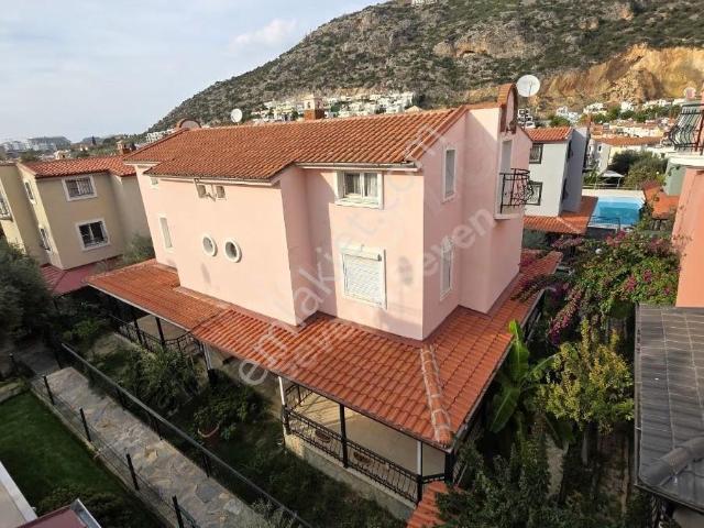Kuşadasının En Gözde Yerinde 5+1 Geniş Villa