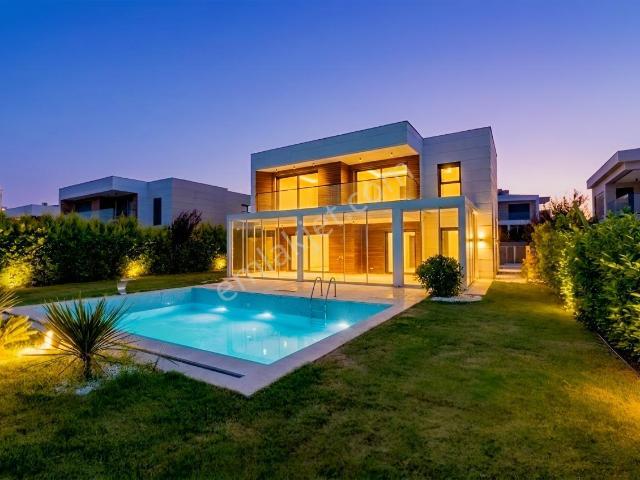 Kuşadası'nın En Özel Sitesinde Müstakil Villa