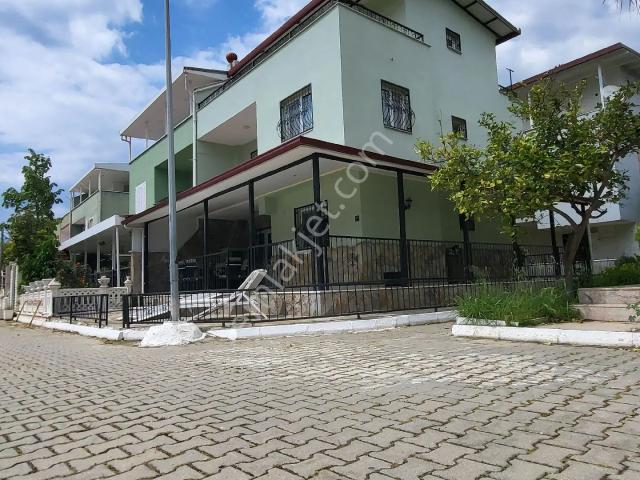 Kuşadasında 5+1 Havuzlu Eşyalı Köşe Villa