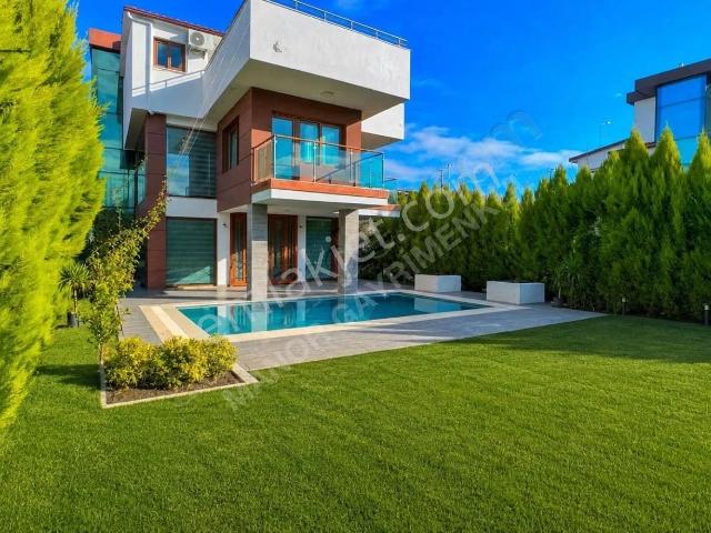 Kuşadasında 6+2 Asansörlü Özel Havuzlu 500 M2 Arsa İçinde Villa