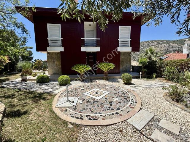Kuşadası'nda 240m2 4+1 Eşyalı Lüks Villa