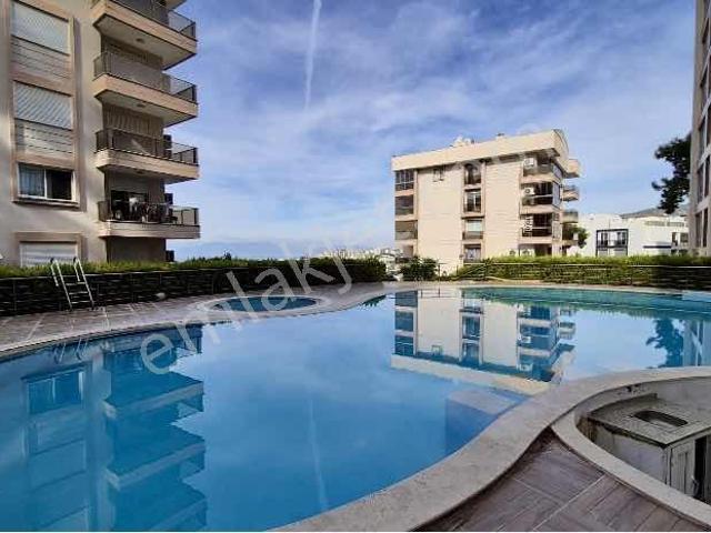 Kuşadası'nda 300m2 5+2 Deniz Manzaralı Havuzlu Dubleks Rezidans
