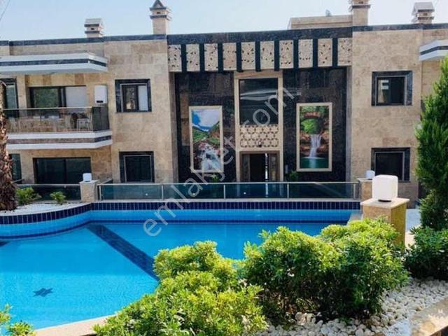 Kuşadasında 3+1 Havuzlu Site İçerisinde Geniş Kullanımlı Daire
