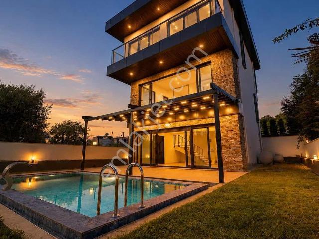 Kuşadası'nda Tam Müstakil Asansörlü Full Sıfır Eşyalı 4+1 Villa