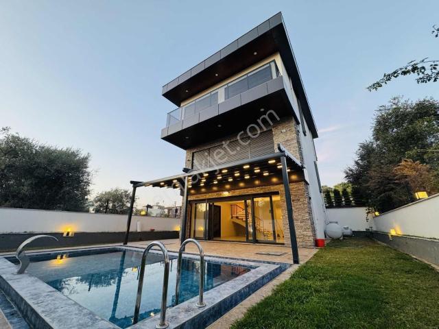Kuşadası'nda Tam Müstakil Asansörlü Full Sıfır Eşyalı 4+1 Villa