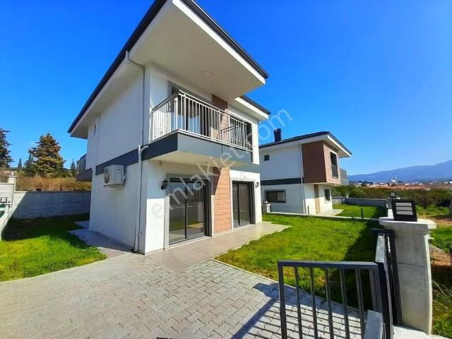 Kuşadasında Tek Müstakil Geniş Bahçeli 3+1 Sıfır Villa