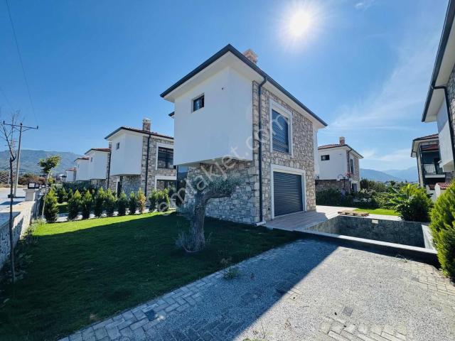 Kuşadası'nda Tek Müstakil Özel Havuzlu Satılık 3+1 Taş Villa
