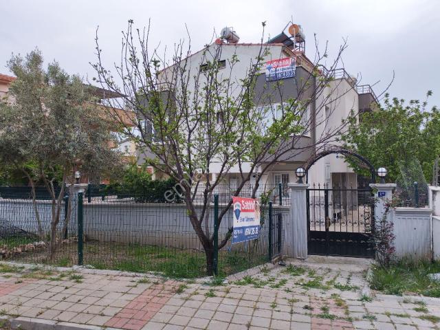 Kuşadası'nda Yeni Yapı, Yola Cepheli,denizeyakın,geniş Bahçeli, Doğalgazlı,3+1 Villa