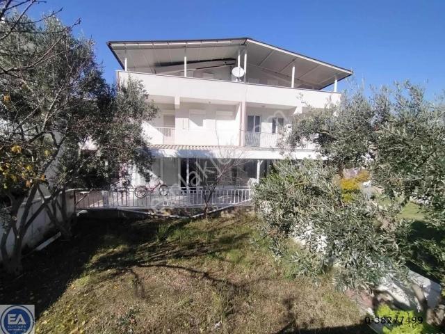 Kuşadası'nda Yolun Altında Satılık 3 + 1 Bahçeli Yazlık