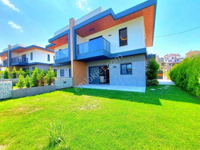 Kuşadasında Avm'lere Yakın Havuzlu Sitede Otoparklı bahçeli Sıfır Villa