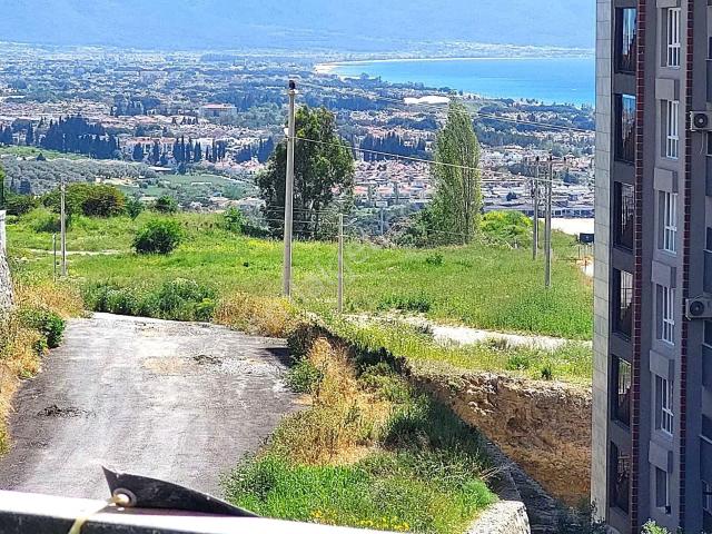 Kuşadası'nda Deniz Manzaralı Avm Yakını Eşyalı 2+1 Satılık Daire
