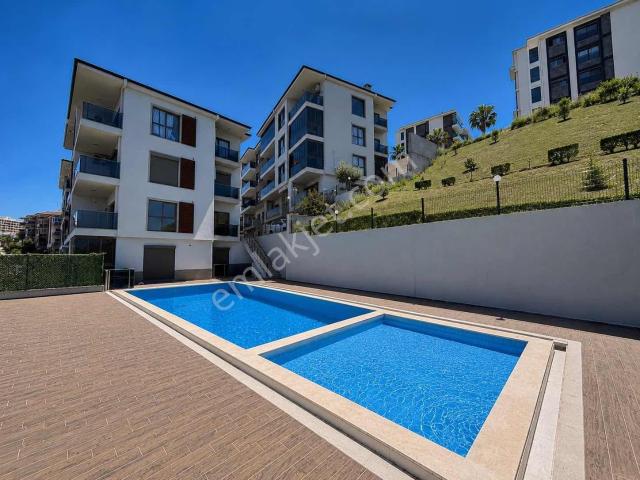 Kuşadasında Deniz Manzaralı Eşyalı 2+1 Havuzlu Satılık Daire