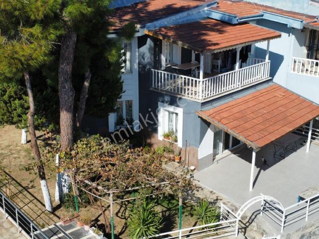 Kuşadasında Deniz Manzaralı Köşe Konumlu Geniş Bahçeli Satılık Villa