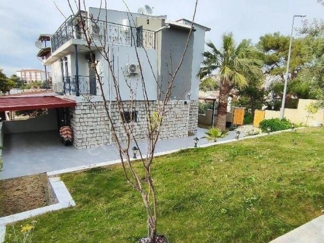 Kuşadası'nda Deniz Manzaralı Çok Güzel Konuma Tripleks Villa