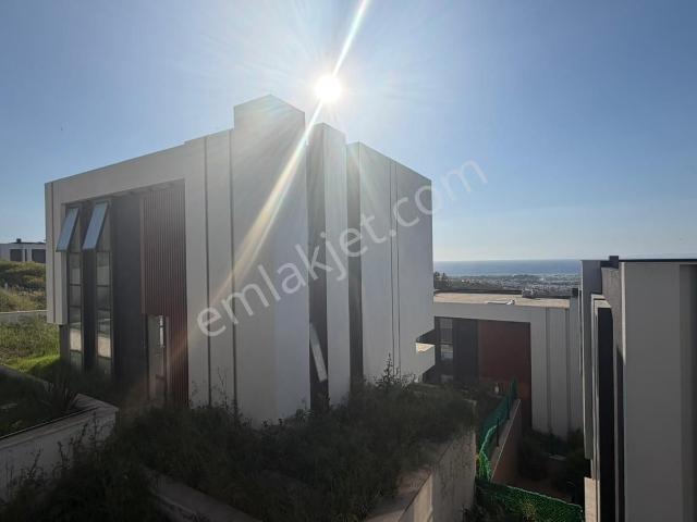 Kuşadası'nda Deniz Manzaralı Özel Havuzlu Tripleks