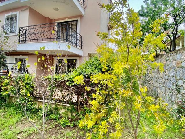 Kuşadasında Denize 600 Metre Mesafede Satılık 4+1 Havuzlu Sitede Villa