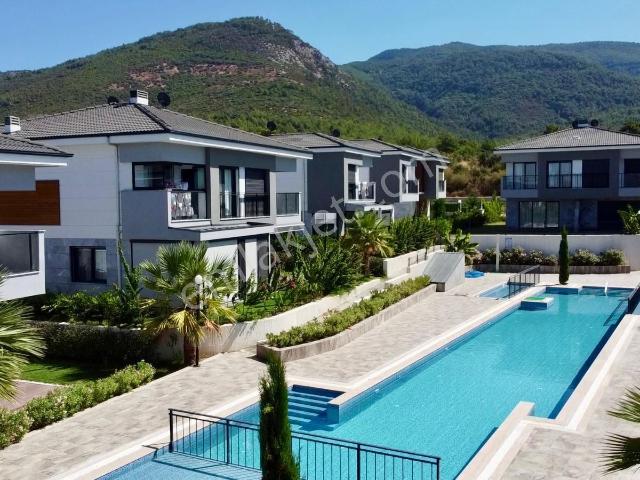 Kuşadası'nda Denize 650 Metre Site İçerisinde Müstakil Bahçeli 3+1 Satılık Villa