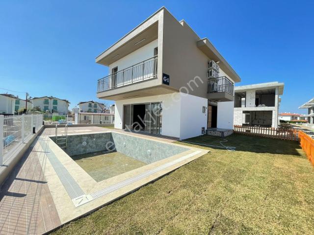 Kuşadası'nda Denize Yürüme Mesafesinde Havuzlu Ultra Lüks Villa