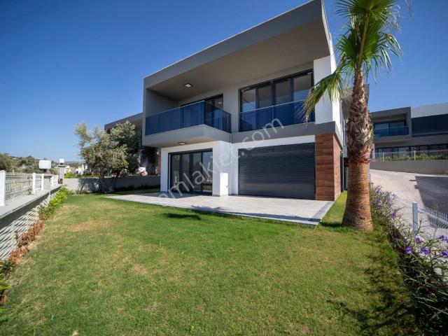 Kuşadasında Doğa Ve Deniz Manzaralı Sitede 3+1 Müstakil Villa