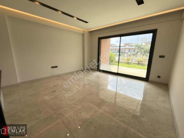 Kuşadasında Elit Sitede Satılık Bahçe Katı Daire