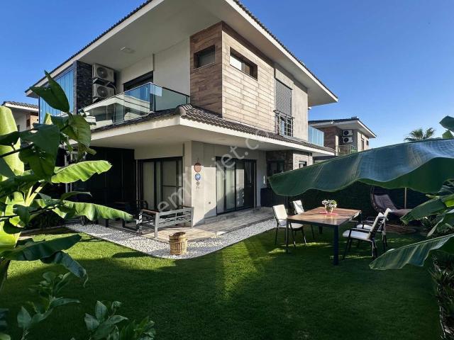 Kuşadası'nda Fırsat! Köşe Konum, Müstakil Tadında Villa