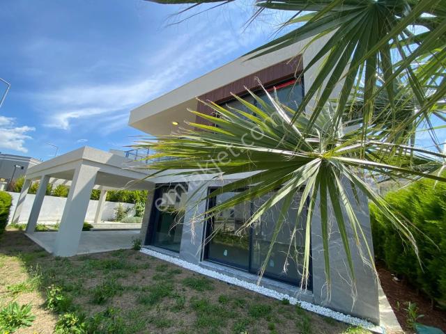 Kuşadası'nda Full Deniz Manzaralı, Havuzlu Müstakil Lüks Villa