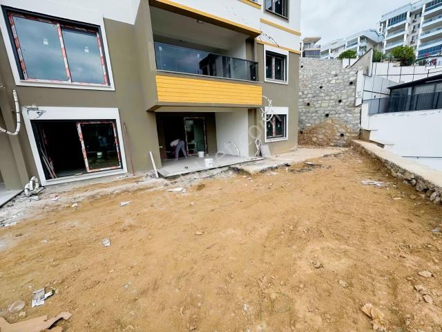 Kuşadasında Geniş Bahçeli Havuzlu Sitede Satılık 2+1 Daire