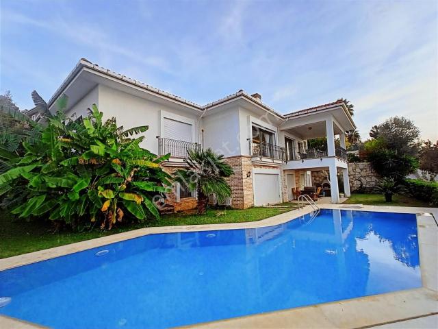 Kuşadası'nda Güvenlikli Sitede Özel Havuzlu Manzaralı Villa