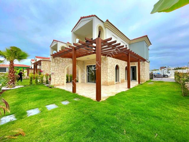 Kuşadasında Havuzlu Bahçeli Sıfır Villa