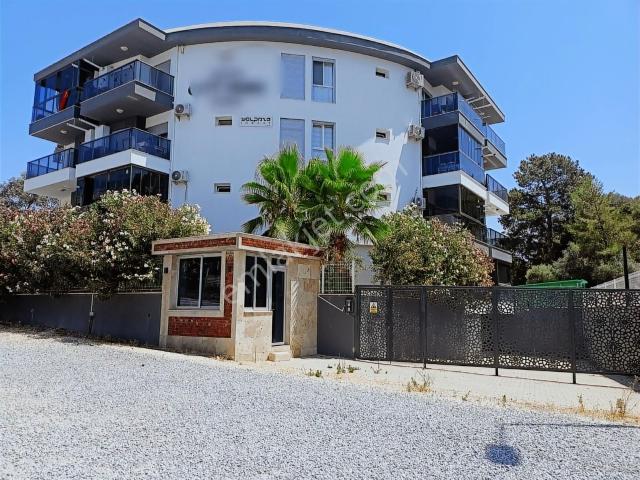 Kuşadası'nda Havuzlu Güvenlikli Sitede Doğalgazlı Ara Kat Daire