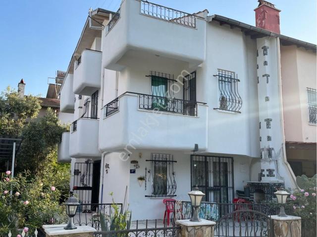 Kuşadasında Havuzlu Site İçerisinde Geniş Kullanımlı Satılık Villa