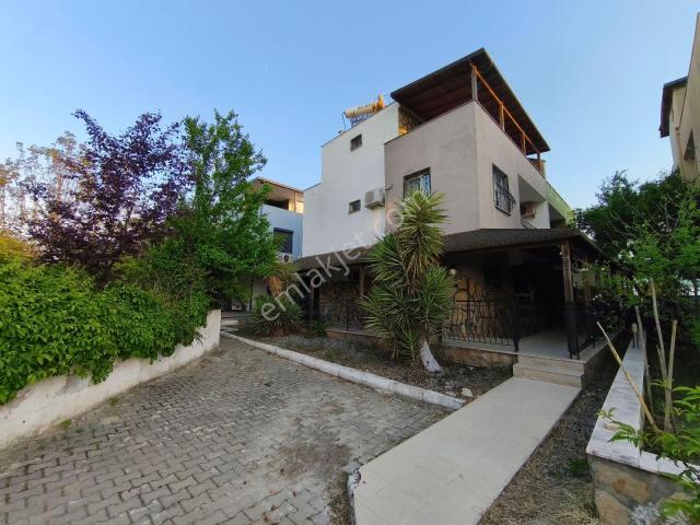 Kuşadası'nda Havuzlu Sitede 5+1 Eşyalı Turizm Konutu Belgeli Villa