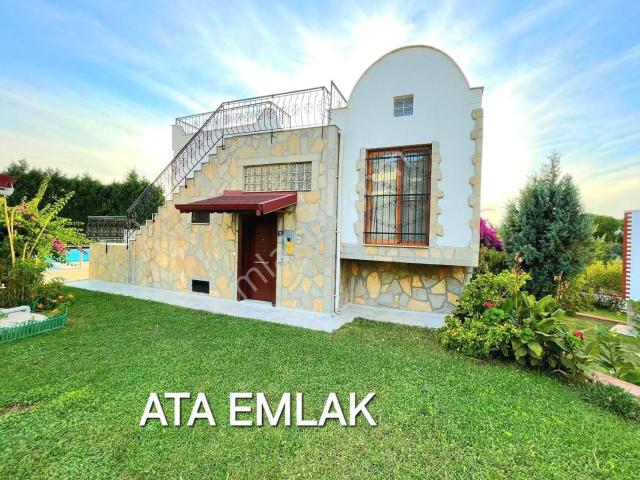 Kuşadasında Havuzlu Sitede Tek Müstakil 3+1 Bahçeli Villa