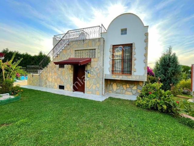 Kuşadasında Havuzlu Sitede Tek Müstakil 3+1 Villa
