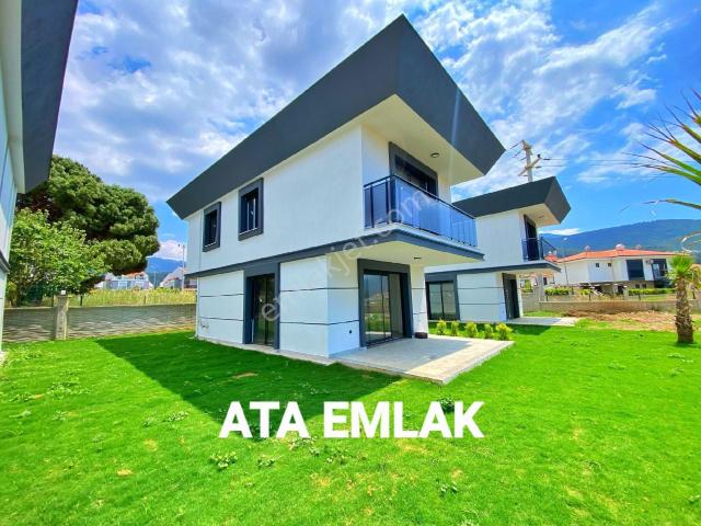 Kuşadasında Havuzlu Sitede Tek Müstakil Bahçeli Sıfır Villa