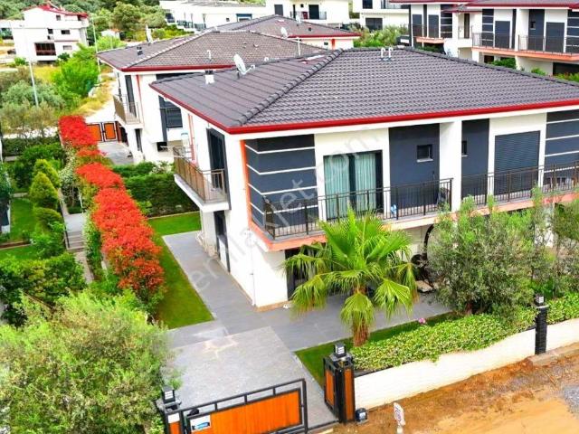Kuşadasında Havuzlu Sitede Akıllı Ev Sistemli Özel Otoparklı Bahçeli Villa