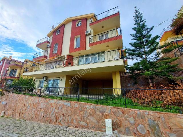 Kuşadasında Havuzlu Sitede Deniz Manzaralı 4+1 Villa