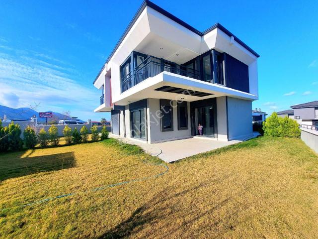 Kuşadasında Havuzlu Sitede Köşe Konumlu Geniş Bahçeli Sıfır Villa