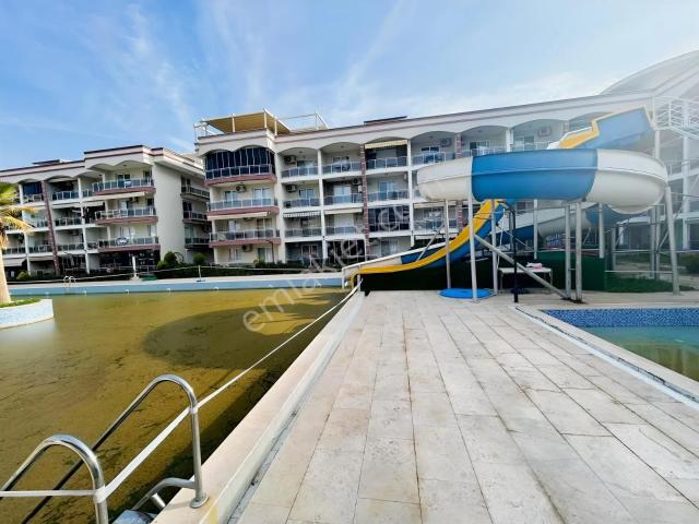 Kuşadasında Havuzlu Sitede Lüks Eşyalı 1+1 Satılık Daire
