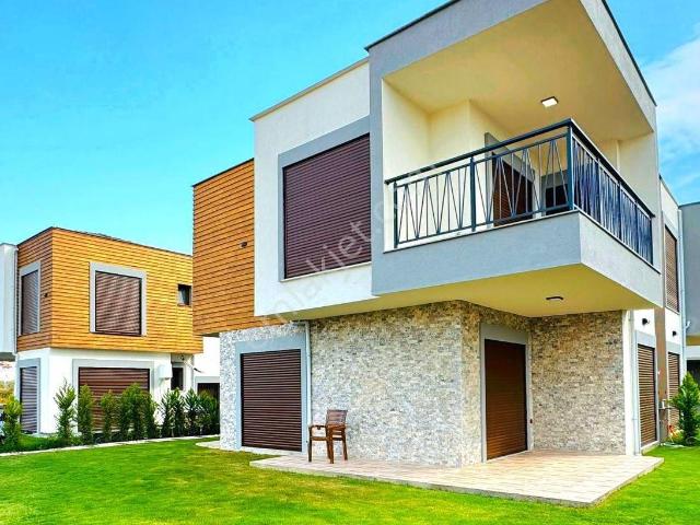 Kuşadasında Havuzlu Sitede Müstakil Sıfır Villa