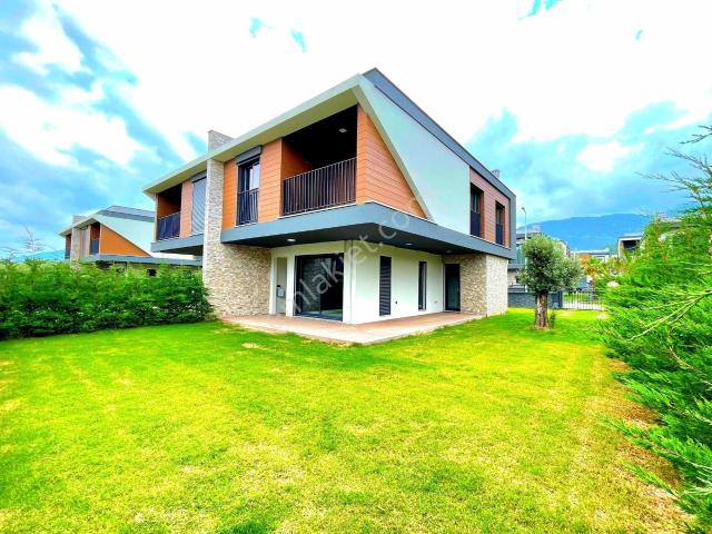 Kuşadasında Havuzlu Sitede Özel Otoparklı Geniş Bahçeli Villa